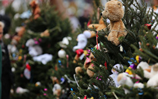 槍案後首個聖誕節 紐頓人在悲傷中變堅強