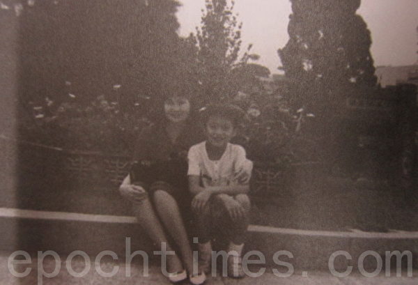 中華職棒兄弟象隊教練馮勝賢小時與媽媽合照。（攝影：鍾元翻攝／大紀元） 