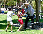 圣诞假日，澳大利亚西部的珀斯地区连续一周持续高温，大人孩子都在40度的酷热中寻找凉爽。（摄影：林文责/大纪元）