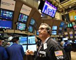 美國股市12月28日持續第五個交易日走跌，道瓊指跌破13000點大關。(Stan Honda/AFP)