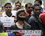 印度德里民眾30日持續集會悼念巴士強姦案被害人「達米妮」，並要求當局對嫌犯速審速結；晚間則燃亮燭火繼續表達訴求。(Sam PANTHAKY/AFP)