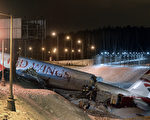 俄罗斯一驾从捷克飞往莫斯科的Ty-204-100B客机，29日欲降落莫斯科伏努科沃机场时冲出跑道，机身重摔断成三截并起火，已知至少4人死亡。(NATALIA KOLESNIKOVA/AFP)