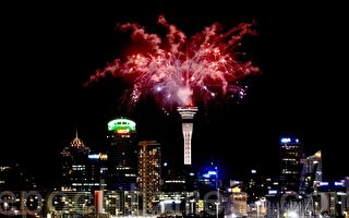 组图：新西兰率先迎新年  天空塔放焰火