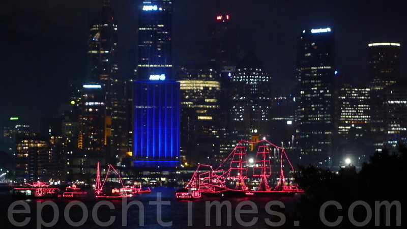 2012年31日夜晚悉尼海港出现仿造当年第一批来澳的英国船队(摄影:简玬/大纪元)
