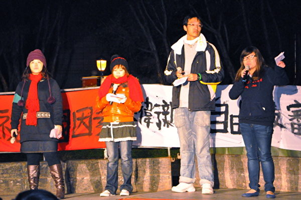 在邁入2013年之際,來自全台北中南大學生近2000人,在12月31日跨年夜頂著10度低溫,聚集在自由廣場,表達反媒體壟斷的決心與訴求。(攝影:朱書賢/大紀元) 在邁入2013年之際,來自全台北中南大學生近2000人,在12月31日跨年夜頂著10度低溫,聚集在自由廣場,表達反媒體壟斷的決心與訴求。(攝影:朱書賢/大紀元)
