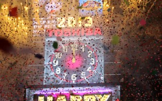 组图:纽约时代广场百万人倒数迎新年 2013重燃希望