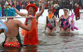 欧洲上万人跳入冰河湖海 迎接新年第一天