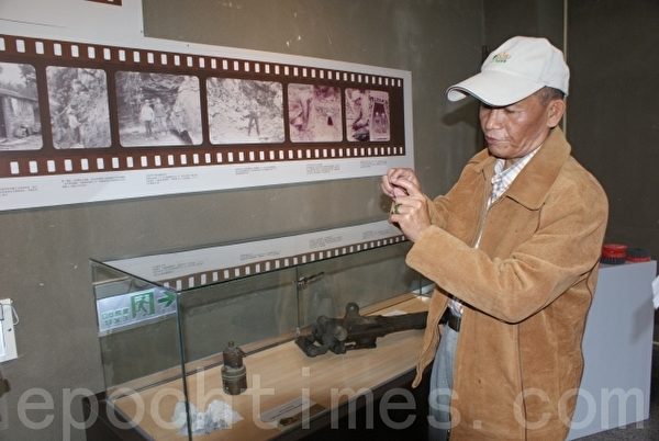 图为台湾玉文化发展协会理事长蔡万益,现场介绍50年代,父亲在矿坑用的电石灯。(摄影:詹亦菱/大纪元) 图为台湾玉文化发展协会理事长蔡万益,现场介绍50年代,父亲在矿坑用的电石灯。(摄影:詹亦菱/大纪元)