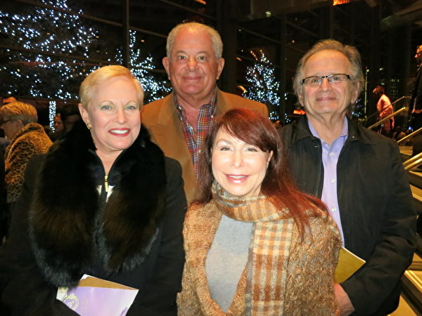 1月3日晚﹐達拉斯知名整形外科醫生Bernard Bloom（後排右）和太太Naomi Bloom（前排右）﹐及另一對醫生夫婦Richard（後排左）與Barbara（前排左）相約一起觀看神韻演出。（攝影：李明希∕大紀元）