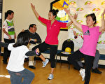 图：FYI的义工老师们在带领孩子们做运动(摄影:张岳/大纪元)