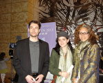 Alex（左）Erin（中）和Danielle Shehan（右）2013年1月6日在亚特兰大观看了周日晚上的神韵演出。（摄影：黎莉/大纪元）