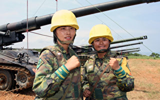 从军5年多的谢易蓁上尉（右）因优异工作表现，以及在火炮射击任务中展现的专业领导风范，成为陆军野战炮兵连的首名女性连长。（军闻社提供/中央社）