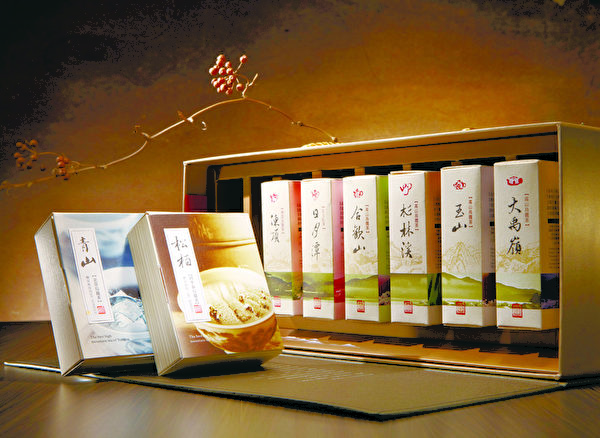 汇集南投8 大茶区精华的“茶经礼盒”，成为年度最畅销伴手礼。（南投县农会提供）