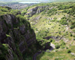 從英國切達峽谷上方欣賞峽谷岩壁與谷底往來的汽車。（Matt Cardy/Getty Images）