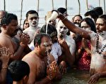 2013年1月13日，宗教庆典“大壶节”（Kumbh Mela）揭开序幕，数十万名朝圣者在圣者带领下，陆续涌入神圣恒河，据信这能消除罪恶并获得祝福。（ROBERTO SCHMIDT/AFP)
