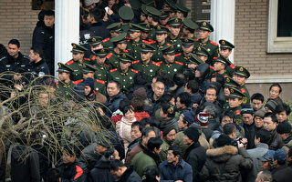 震撼組圖：逾50農民工衝北京使館區討薪