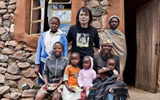 伍佰非洲賴索托訪災民  願世界永沒飢餓