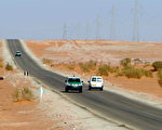 Algerian security forces patrol an area in In Amenas deep in the Sahara near the Libyan border on January 19, 2013. Islamist gunmen killed seven foreign hostages in Algeria before being gunned down by special forces in a final assault on a remote desert gas complex, state television said. AFP PHOTO/FAROUK BATICHE