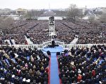 1月21日來自全美和世界各地的60萬人聚集在美國首都華盛頓紀念碑前的國家大草坪，參加奧巴馬總統的第二任期就職典禮。這是奧巴馬作為美國第44任總統的就職儀式。當日也正好與美國馬丁‧路德‧金日重合。(Brendan SMIALOWSKI/AFP/Getty Images)