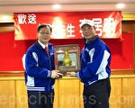 吴志扬县长（左）接见李居民总教练（摄影：陈建霖/大纪元）