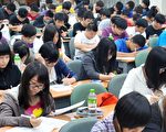 12年国教预计于1年半后上路,但教团对于公平性与配套措施尚有忧虑。图为莘莘学子们全神贯注地准备升学考试。(AFP)