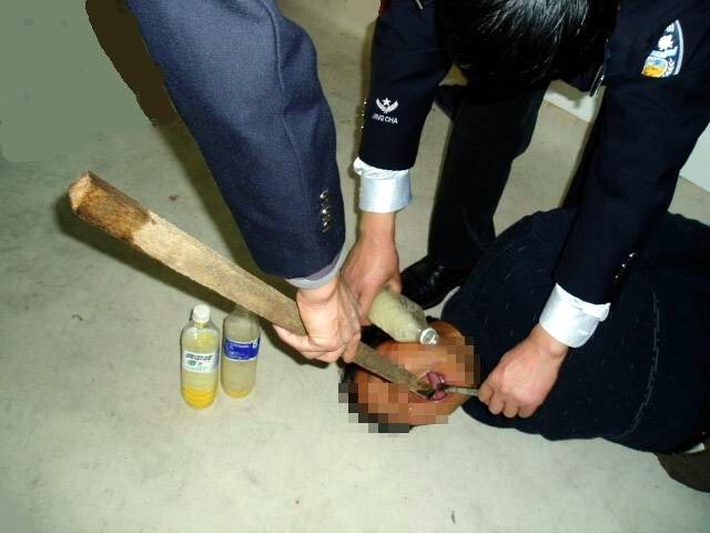 酷刑演示: 野蛮灌食(图片来源:明慧网)