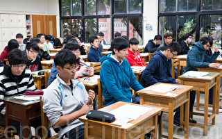 大學學測27日登場，共約15萬名考生應考，考生進入試場後準備應考。（攝影：陳柏州 ／大紀元）