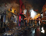 巴西圣马利亚市中心夜店Kiss 27日凌晨发生火警，造成231人死亡。图为消防队员试图扑灭夜店大火。（Germano Roratto/AGENCIA RBS/AFP）