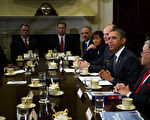 美国总统奥巴马（右2）28日在白宫罗斯福厅会见警界高层和警长，以此升高对国会压力，要他们支持推动减少枪支暴力政策。（（JIM WATSON/AFP/Getty Images）
