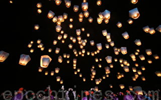 台湾国际天灯节 施放2千盏天灯许愿祈福