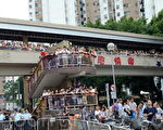 临近深圳的香港上水居民发起反“水货客”行动，有三百多名港人参加.（摄影：余钢/大纪元）
