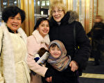 在匹兹堡大学医学中心（UPMC）工作的玛丽女士带两孩子和婆婆Joy Wehnar看完神韵仍兴奋不已。（摄影：肖捷/大纪元）