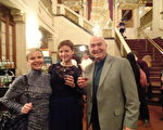2月1日晚，藝術修復組織的首席修復師Boris Brindar先生（右）與妻子Ludmila女士（左）及女兒Olga，觀看了神韻國際藝術團在賓州匹茲堡市尼德表演藝術中心的精彩首演。