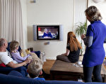 一家荷蘭人1月28日在傾聽女王貝婭特里克絲發表退位電視講話。（ Michel Porro/Getty Images）