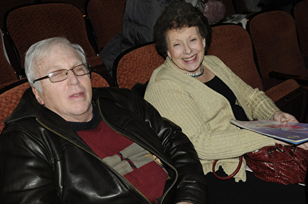 2013年2月2日晚，退休的銀行家Patty Matthews女士很高興能和先生觀看神韻國際藝術團在賓州匹斯堡本尼德表演藝術中心的演出。（攝影：肖捷/大紀元）