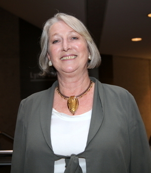 澳洲國會參議院Sue Boyce攜女兒一起第一次看神韻，她欣喜地說自己已經愛上了神韻。（攝影：林珊如/大紀元）