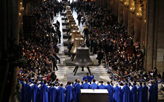 组图：欢庆850周年 巴黎圣母院迎新钟