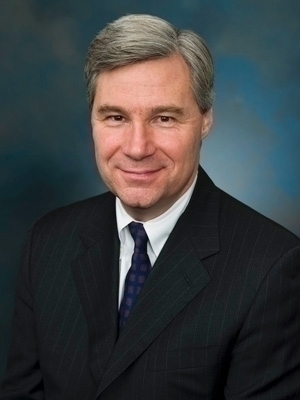 聯邦參議員Sheldon Whitehouse 。(官網) 聯邦參議員Sheldon Whitehouse 。(官網)
