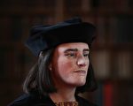 英格蘭國王理查德三世500年前在一場激戰中陣亡，經經研究人員的重建後，他的真面目首度亮相。(JUSTIN TALLIS/AFP/Getty Images)