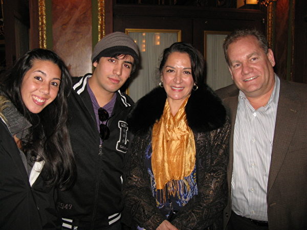 （右起）擔任財務顧問的Bob LaCharite先生與妻子Diane、兒子Mike及兒子的女友Jasmine Gutt小姐全家一起來欣賞神韻紐約藝術團在新英格蘭地區的首演。（攝影：畢儒宗/大紀元）
