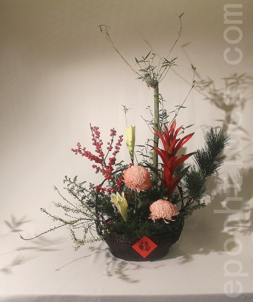 新年瓶花的“青竹”,除了象征竹报平安之外,文士砥砺自己清风亮节,而商贾官场希望步步高升。“松”与“柏”是常青树,希望青春永驻。橘红色“凤梨”花谐音旺来,“百合花”暗喻百年好合,“牡丹菊”谐音吉,牡丹菊显现既长寿又富贵。红色多籽“冬青”,表示多子多孙。(白宜芳/大纪元)