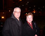 伍斯特市警察局官员Gerry Montiverdi先生与夫人观看了神韵纽约艺术团2013年2月7日在麻州伍斯特市的演出后，赞美神韵是生平所看的最美的演出。（摄影：秦川/大纪元）