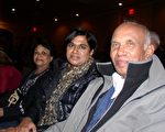 印度裔观众Patel先生一家观看了神韵纽约艺术团在麻州伍斯特市的演出后，认为神韵是高科技与舞台艺术的完美结合。 （摄影：秦川/大纪元）