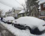 美国东北部数州正在清除这个周末猛烈袭击该地区的一场暴风雪的积雪。至周日早间，目前依然有30万住户断电，纽约市三大机场和波士顿机场开始恢复运行。自上周四以来，有6600架次航班被取消。(DON EMMERT/AFP)
