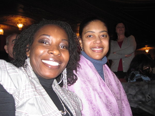 Lisa McKinnon 和Tisha Ansell是一對姐妹，2013年2月10日她們各自帶著學舞蹈的女兒來看神韻紐約藝術團在波士頓歌劇院的演出，表示神韻的舞蹈充分表現心靈的寧靜。（攝影：林之昊/大紀元）