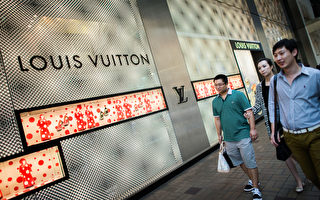 中國遊客出國搶購名牌 歐洲釀調漲奢侈品價