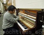 韓裔鋼琴調音師吳英玄先生正在維修鋼琴。(攝影﹕楊瓊宇/大紀元)