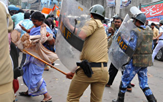 印度东北部戈巴拉（Goalpara）发生动乱，军队奉命出动以镇压暴乱。（AFP PHOTO/ STRSTR）