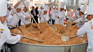 华人庆新年制世界最大炒饭登吉尼斯记录 供7千人食用