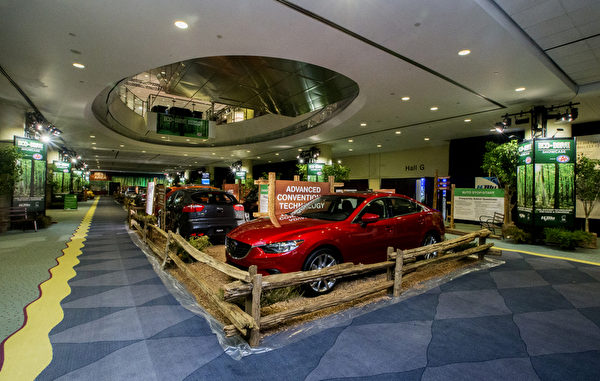 加拿大国际次车展EcoDrive展区独具创新教育意义,展示各大车商研制生产的高效省油环保车款,是本次车展上最受欢迎的特色之一。(车展提供) 加拿大国际次车展EcoDrive展区独具创新教育意义,展示各大车商研制生产的高效省油环保车款,是本次车展上最受欢迎的特色之一。(车展提供)